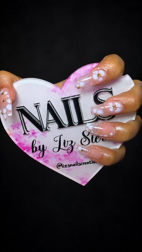 Liz’sNailsCreations Logo