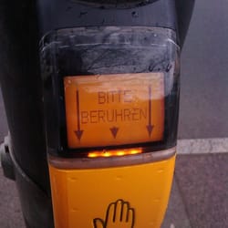 schlaue Fußgängerampel - Berühr mich! Na los - nicht so schüchtern.. bittebittebitte!!!! Da wo ich's so gern hab...