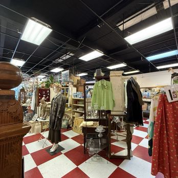 The Heights, Violet's Closet - Inside - Women's Clothing Near Me - Vancouver, Washington The Heights, Violet's Closet - Inside - Women's Clothing Near Me - Vancouver, Washington