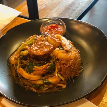 Somtum Der - Chefs Signature Wok Fried Seafood Suki - Thai Near Me - New York, New York