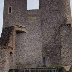 Burgruine Frauenburg - Wehrtürme vom Innenhof aus