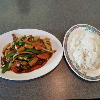 Golden Wok - Beef with garlic sauce and white rice - Thai Near Me - Champaign, Illinois