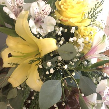 Maplehurst Florist - Yellow rose fan. Gorgeous! - Florists Near Me - Essex Junction, Vermont