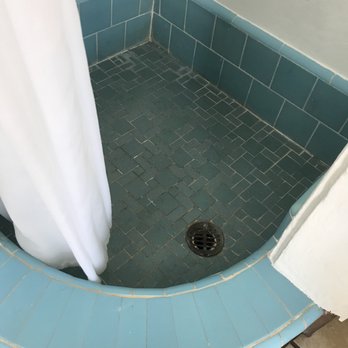 Farmhouse Paso - VERY DATED tile in the tiny shower - Hotels Near Me - Paso Robles, California Farmhouse Paso - VERY DATED tile in the tiny shower - Hotels Near Me - Paso Robles, California