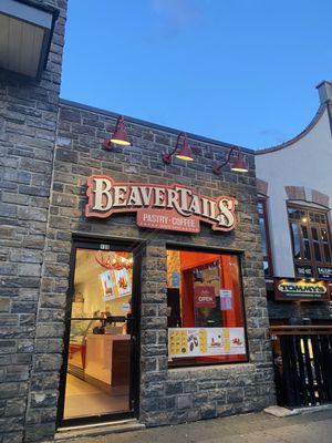 BeaverTails- Queues de Castor (Banff East) by null