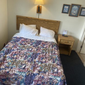 Sunrise Beach Motel - Bed as we walked in.  Nice comfy huh? - Hotels Near Me - Mackinaw City, Michigan
