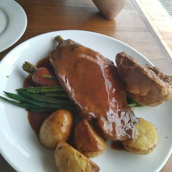 Padstow Restaurant & Bar - Sunday roast.  Beef is moist with good portion of fat. Potato has a pretty good seasoning. Yorkshire Pudding is overcooked, tastes bitter. - Barbeque Near Me - Hong Kong, HK