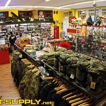 Paint Supply - Paintball Shop - Blick aus Verkaufsraum 1 in Richtung Tresen über die Kleiderständer hinweg. Paint Supply 2013. Bild Dezember 2013 - Sporting Goods Near Me - Berlin, BE Paint Supply - Paintball Shop - Blick aus Verkaufsraum 1 in Richtung Tresen über die Kleiderständer hinweg. Paint Supply 2013. Bild Dezember 2013 - Sporting Goods Near Me - Berlin, BE
