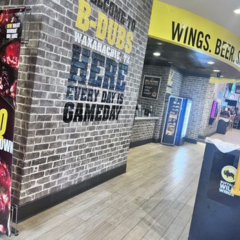 Buffalo Wild Wings - No one waiting and empty tables yet we're told to wait to be seated - Chicken Wings Near Me - Waxahachie, Texas
