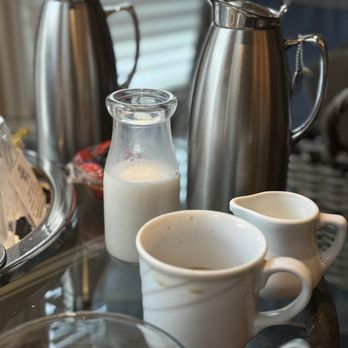 Snug Harbor Inn - Breakfast of champions - Hotels Near Me - Avalon, California