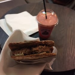 Joe & the Juice - Anbefaler spicy tuna sandwich og stress down jucien.