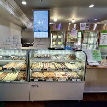 Prantl’s Bakery - Bakery with display cases, refrigerator, and ordering counter - Bakeries Near Me - Pittsburgh, Pennsylvania