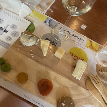 Emerald Cocktail Kitchen - Chardonnay and cheese pairing event - Cocktail Bars Near Me - Syracuse, New York