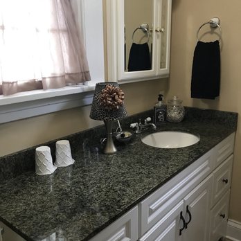 Orchard House Bed and Breakfast - Spacious bathroom in the Empire Room - Bed & Breakfast Near Me - Lovingston, Virginia Orchard House Bed and Breakfast - Spacious bathroom in the Empire Room - Bed & Breakfast Near Me - Lovingston, Virginia