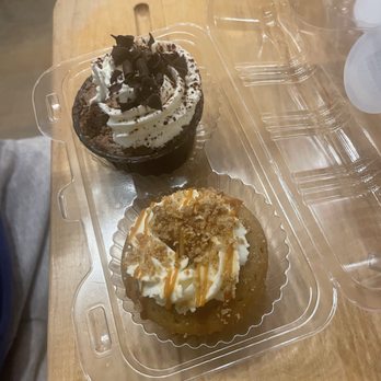 Molly's Cupcakes - Apple Crisp *Cold* *Seasonal* - Cupcakes Near Me - Chicago, Illinois