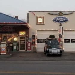 Moore’s Custom Detail - Exterior of building.