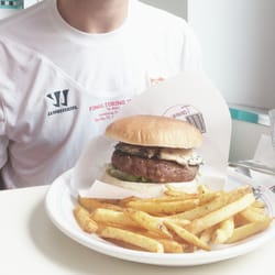 Tommy Mel's - Hamburguesa de roquefort. ((Las patatas son un extra))