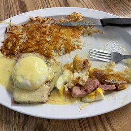 Almost perfect Eggs Benedict, high praise as I'm crazy picky. Sorry, dove right in before realizing I might want to recommend it to others.