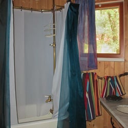 Cabin At Strawberry Hill - The shower and bath tub at Strawberry Hill Cabin