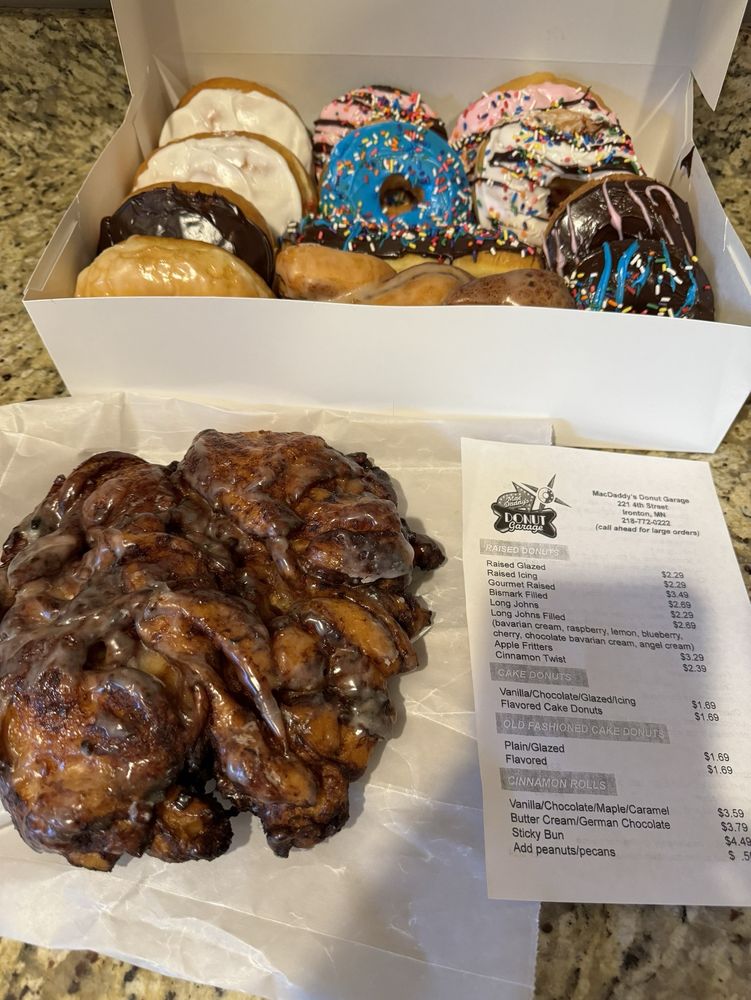 MacDaddy's Donut Garage Logo