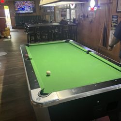 Brewers Towne Tavern - Pool table