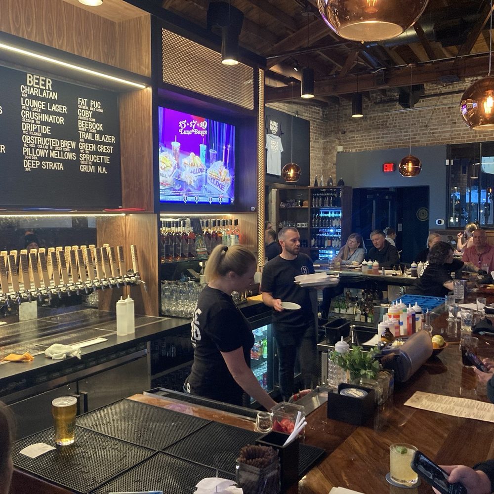 Maplewood Public House - Engaging bar - Breweries Near Me - Glen Ellyn, Illinois