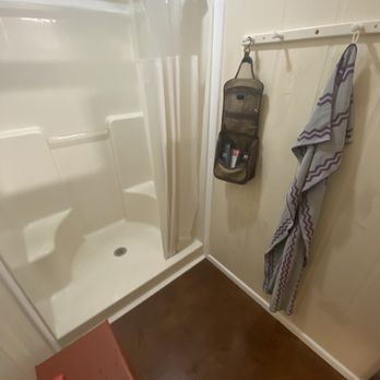 Cave Country RV - Mens shower stal - Campgrounds Near Me - Cave City, Kentucky