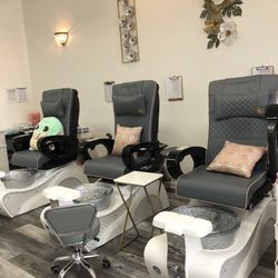 LA Nails And Spa - Pedicure chairs
