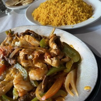 La Candela Gallega - Fajitas - trio withbeans, chicken and shrimp - Spanish Near Me - Colts Neck, New Jersey La Candela Gallega - Fajitas - trio withbeans, chicken and shrimp - Spanish Near Me - Colts Neck, New Jersey
