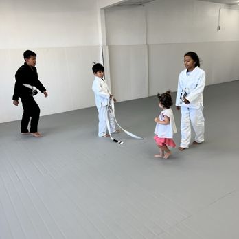 Beach Cities Jiu Jitsu - Kids Gi class getting ready to warm up - Brazilian Jiu-jitsu Near Me - Lomita, California Beach Cities Jiu Jitsu - Kids Gi class getting ready to warm up - Brazilian Jiu-jitsu Near Me - Lomita, California