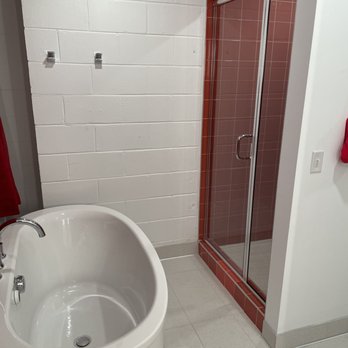 The Gallatin Hotel - oversized tub and walk in shower - Hotels Near Me - Nashville, Tennessee The Gallatin Hotel - oversized tub and walk in shower - Hotels Near Me - Nashville, Tennessee