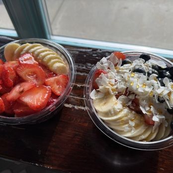 Playa Bowls - Pura Vida Bowl (left blueberries swapped with banana:; right add bananas and coconut) - Juice Bars & Smoothies Near Me - Winchester, Massachusetts Playa Bowls - Pura Vida Bowl (left blueberries swapped with banana:; right add bananas and coconut) - Juice Bars & Smoothies Near Me - Winchester, Massachusetts