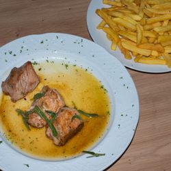 Vis à Vis - #207 Medaillons in Butter-Salbei-Sauce mit Pommes und Beilagensalat 15€