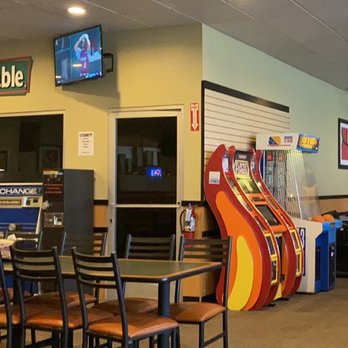 Round Table Pizza - the inside of a restaurant - Pizza Near Me - Bakersfield, California
