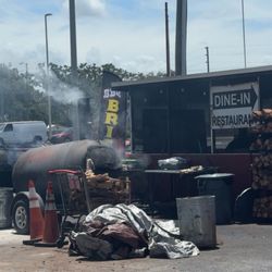 Roberts Smokin’ BBQ 2 - Smokers blazing