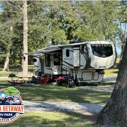 Gotta Getaway RV Park - Gravel Back-In Site