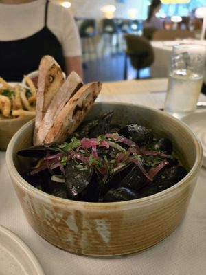 Ella Dine + Drinks by null