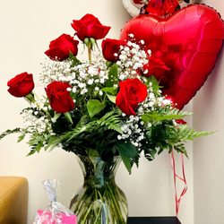 Connells Maple Lee Flowers & Gifts - Valentine's rose vase & balloons