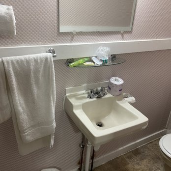 Adirondack Oasis Motel - a sink and toilet - Breakfast & Brunch Near Me - Lake George, New York