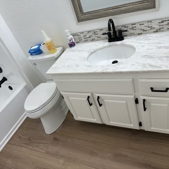 Handyman Lomeli - Refinished cabinet - small bathroom Reno - Handyman Near Me