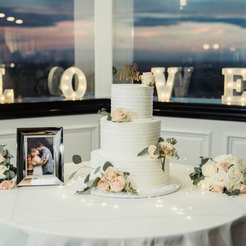 Pacific View Tower by Wedgewood Weddings - Cake from a gift of taste - Venues & Event Spaces Near Me - Oxnard, California Pacific View Tower by Wedgewood Weddings - Cake from a gift of taste - Venues & Event Spaces Near Me - Oxnard, California