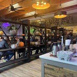 Cute cafe very boho like & super cute plants everywhere .