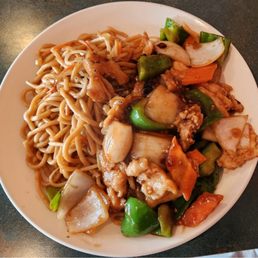 Chicken in black bean sauce lunch special with chow mein