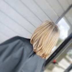 Salon Nia - - All Over Color
- Highlights and Lowlights