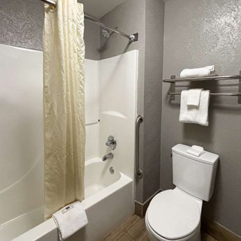 Econo Lodge - Motel Prattville AL Bathroom - Hotels Near Me - Prattville, Alabama Econo Lodge - Motel Prattville AL Bathroom - Hotels Near Me - Prattville, Alabama