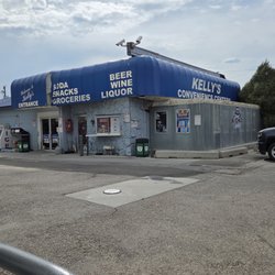 Kelly's Convenience Center - Sinclair Gas is attached to Kelly's Convenience Store (clean restroom inside)