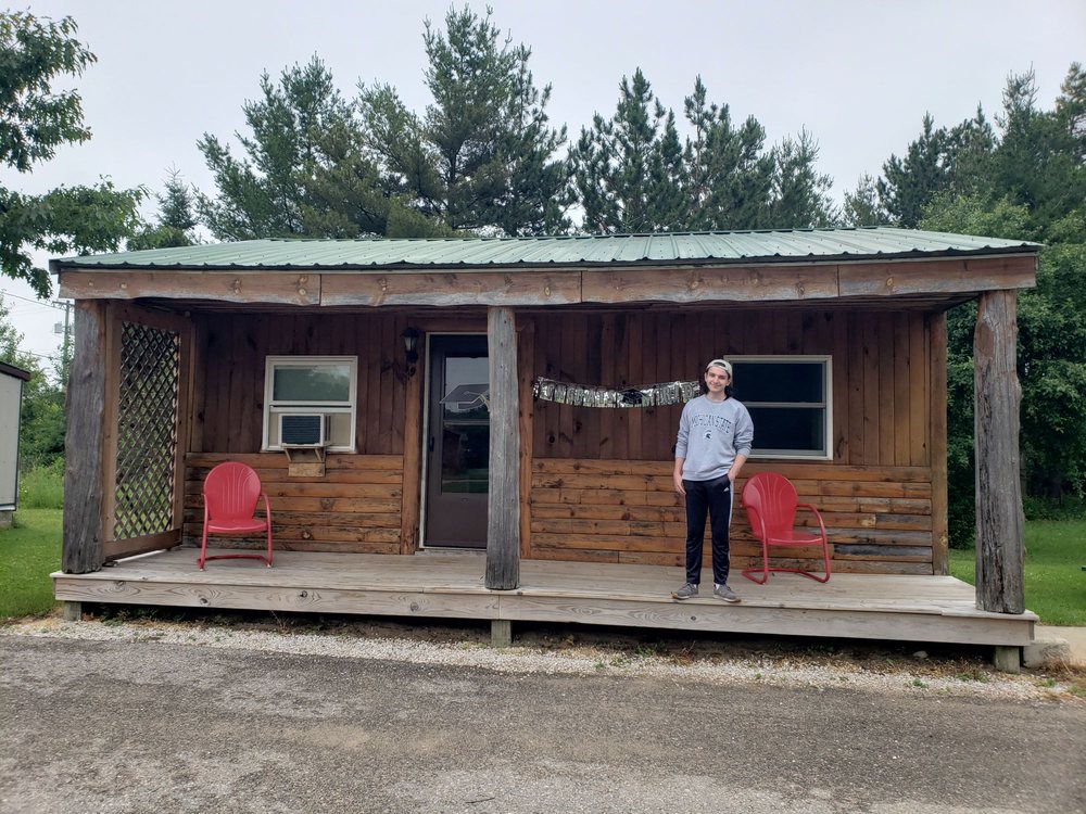 BERRY’S MOTEL & CEDAR CABINS Updated September 2024 13 Photos & 13