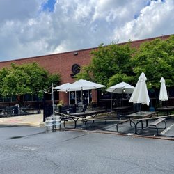 Crooked Run Fermentation - Outside / Exterior community seating  - shared with Señor Ramon taqueria, Nectar bar, J&J pizza/wings, Daybreak Biscuits - cool concept