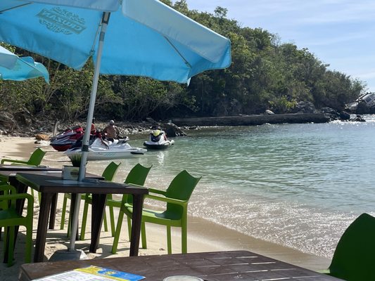 Dinghy's Beach Bar & Grill by null