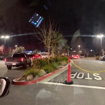 In-N-Out Burger - Is this line even moving? - Fast Food Near Me - Upland, California In-N-Out Burger - Is this line even moving? - Fast Food Near Me - Upland, California